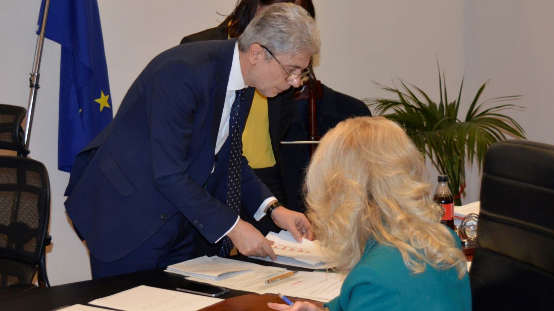 Бъркотията не е само от оставката на Нено Димов Трябва