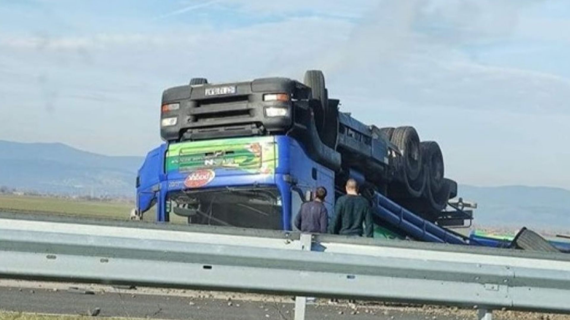 Камион превозващ фураж се преобърна на автомагистрала Тракия в района