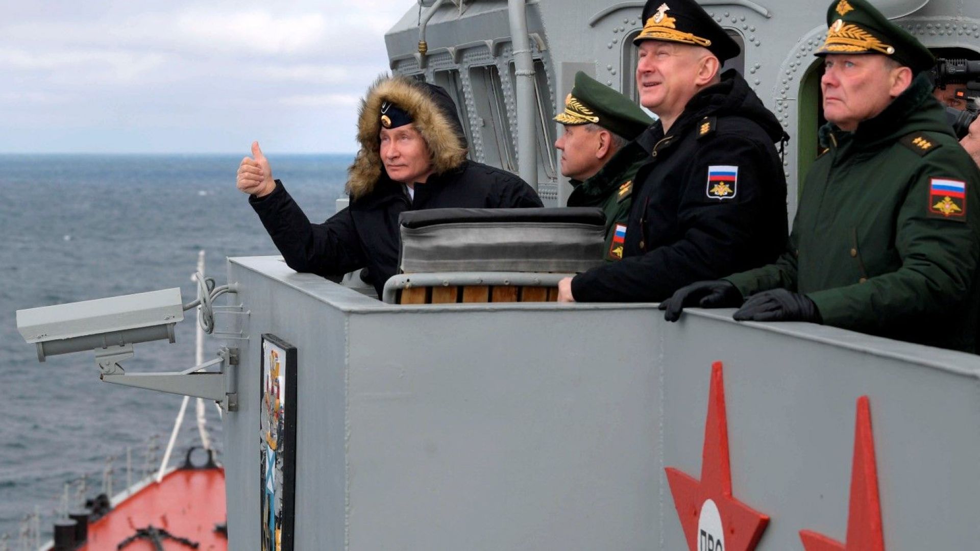 Руският президент Владимир Путин наблюдава хода на военноморски маневри на