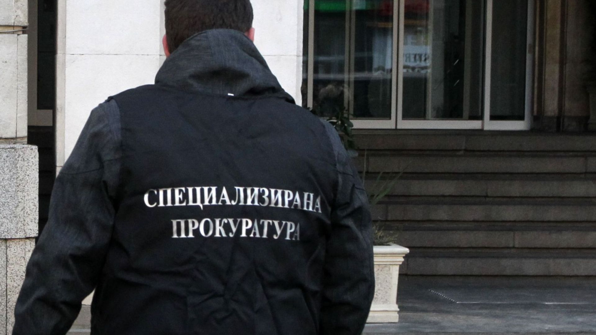 Поне двама висши полицаи са задържани при спецоперация в София