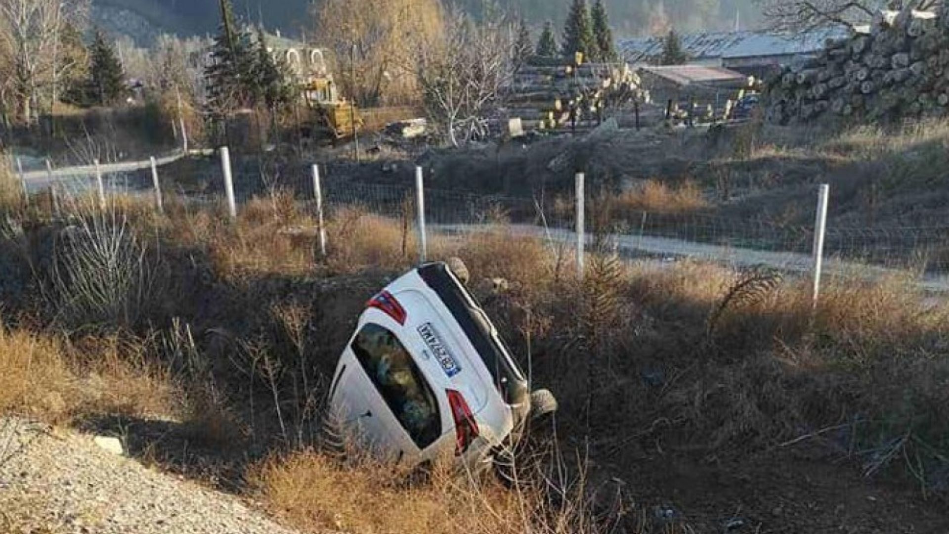 Кола с гърци граждани излетя от магистрала Струма и се