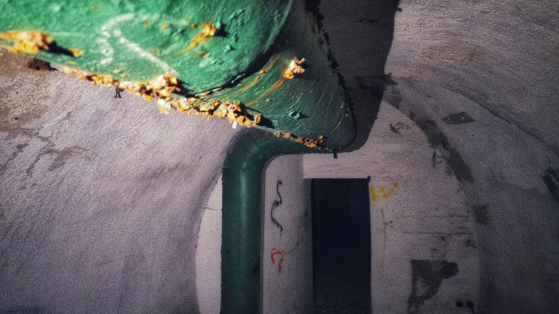 Една от "по-запазените" тръби из бункера