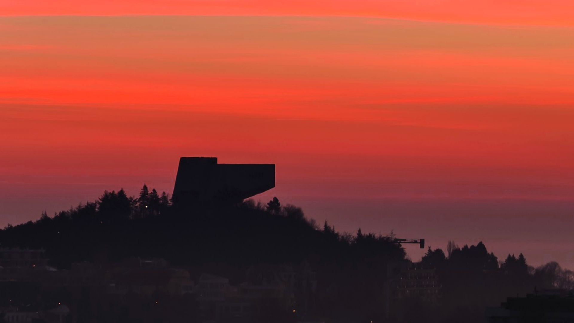 Паметникът на българо-съветската дружба във Варна е разположен на естествен хълм