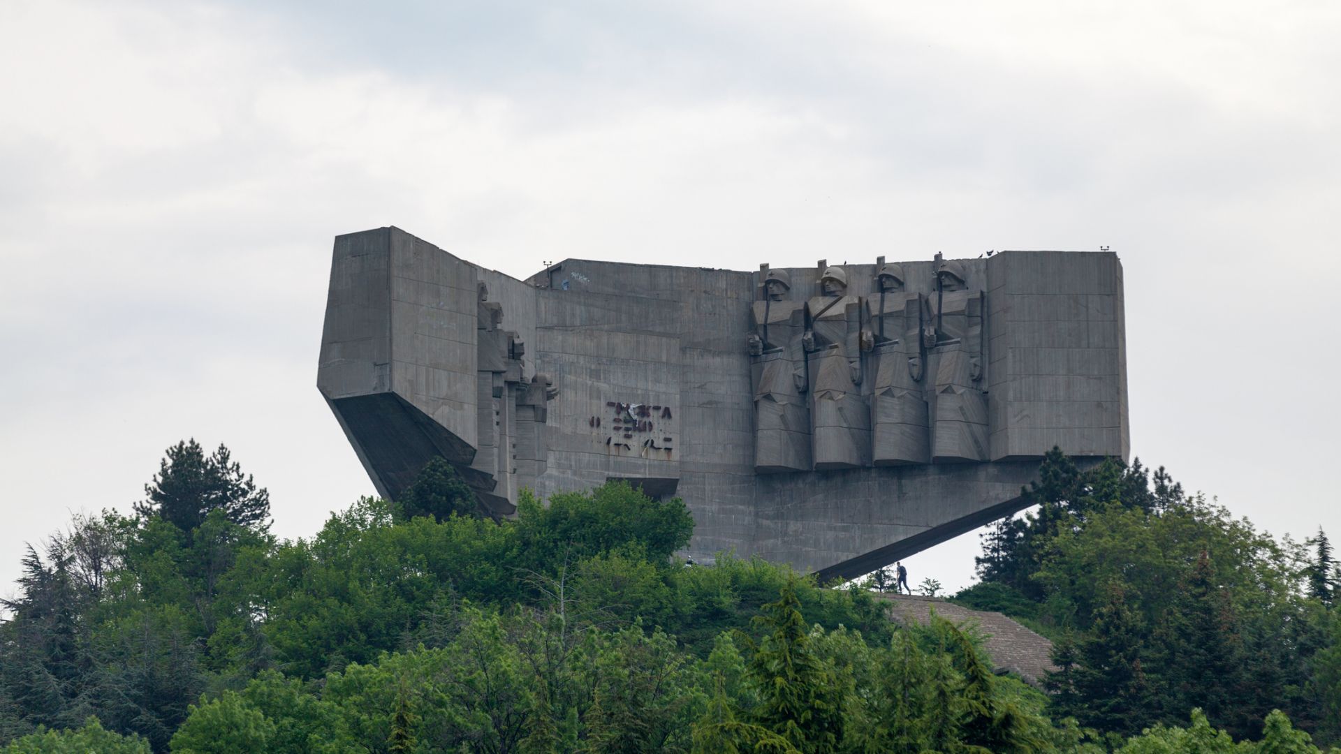Опасно: Младежи се снимат как се качват върху паметника на българо-съветската дружба във Варна