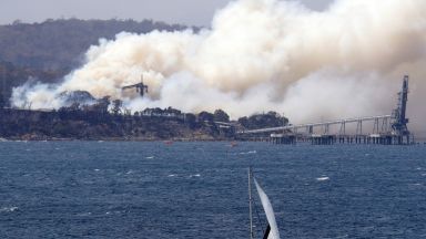 Страховит мега пожар и масова евакуация в Австралия