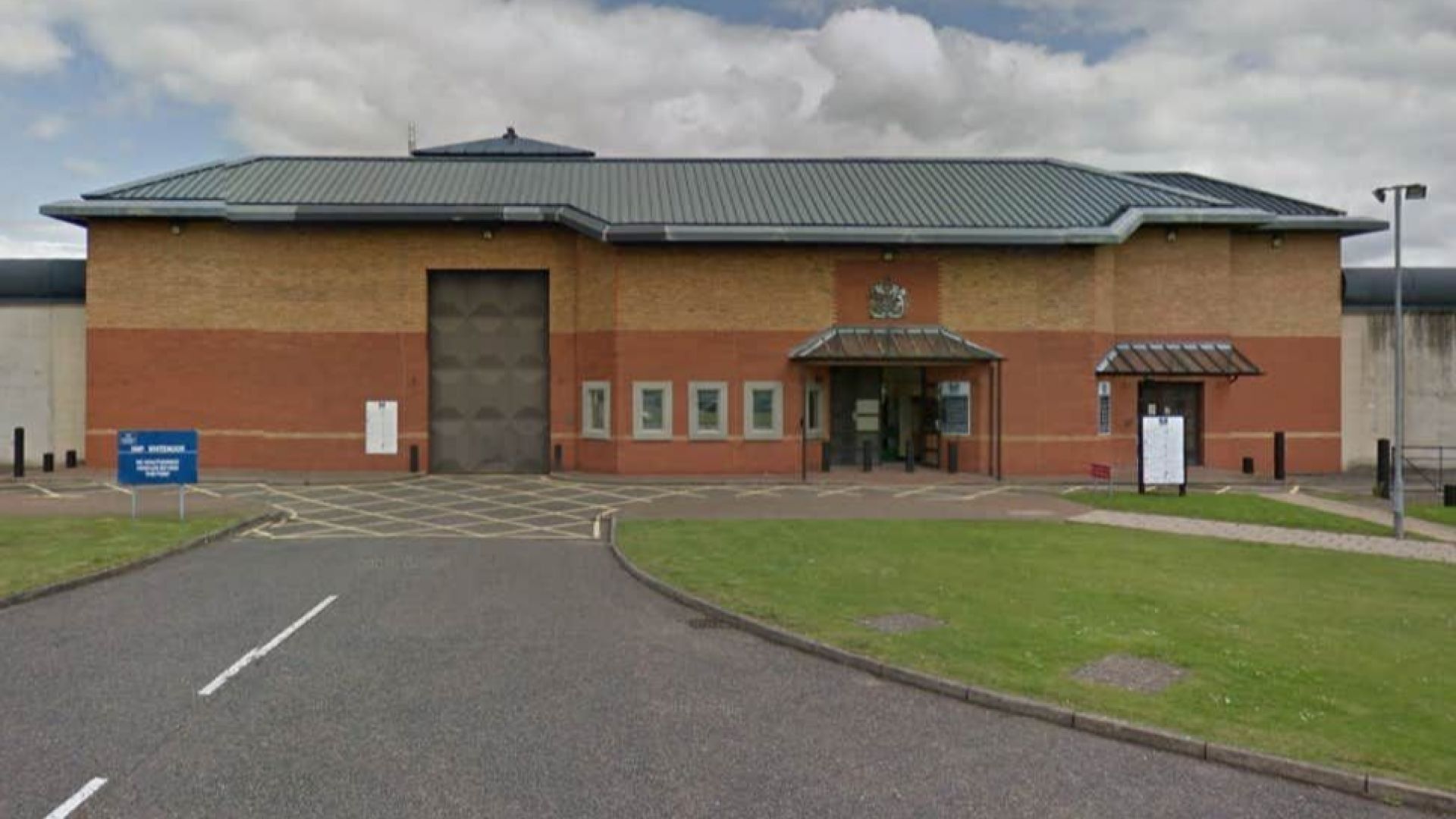 Нападение на двама затворници срещу служители на британския затвор със