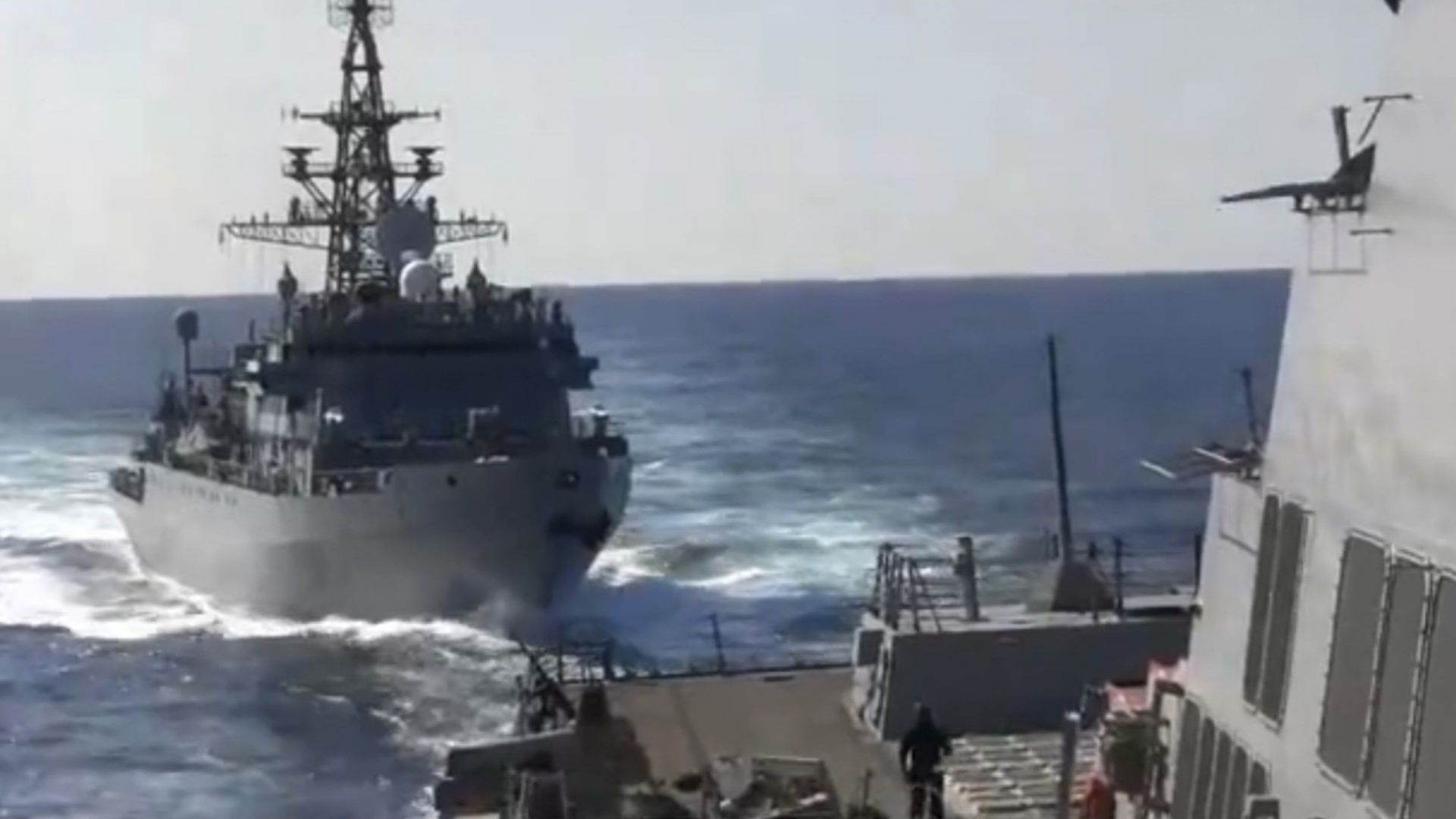 Руски боен кораб се "приближил агресивно" към американски