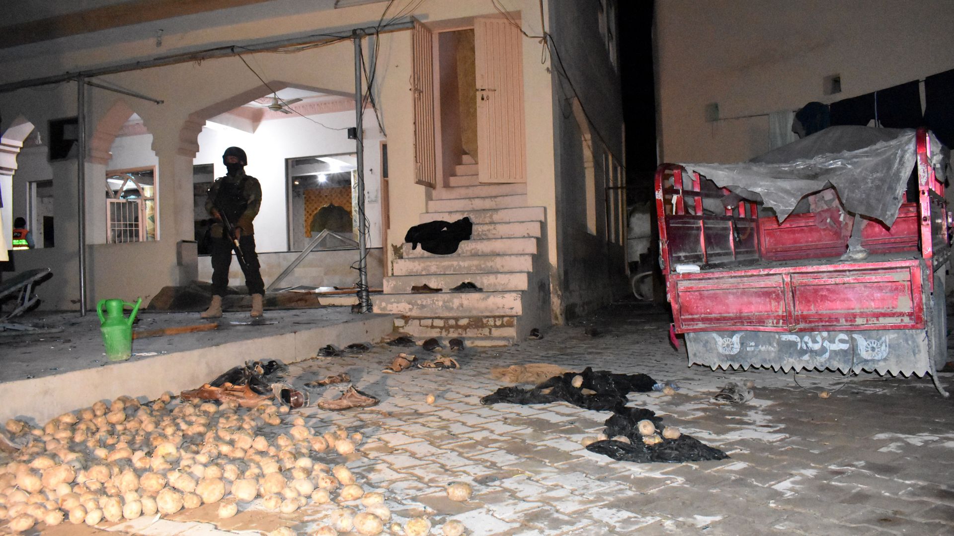 Общо 15 души са загиналите при бомбена експлозия в джамия