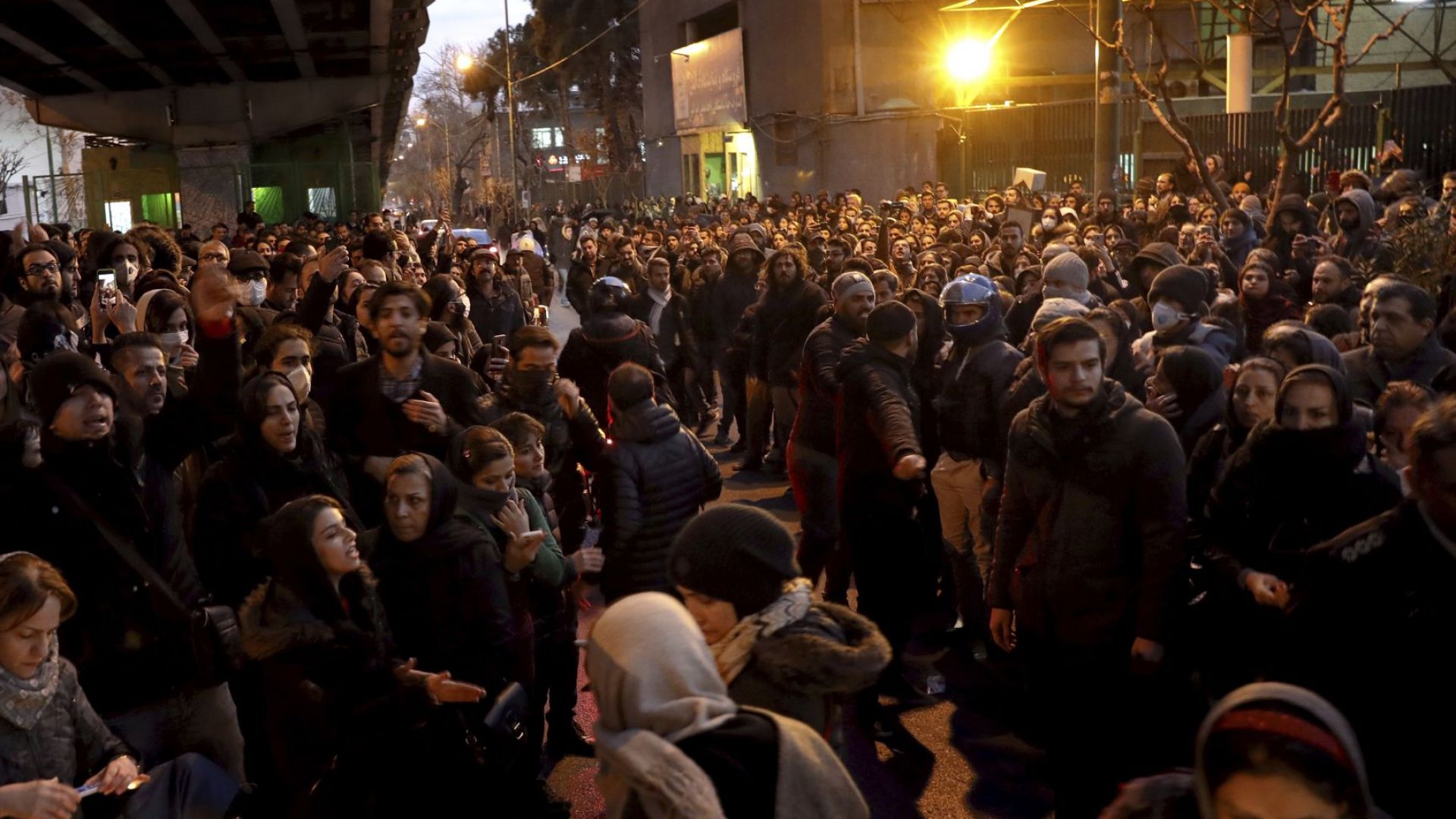 Британският посланик в Техеран Роб Макеър е бил задържан за