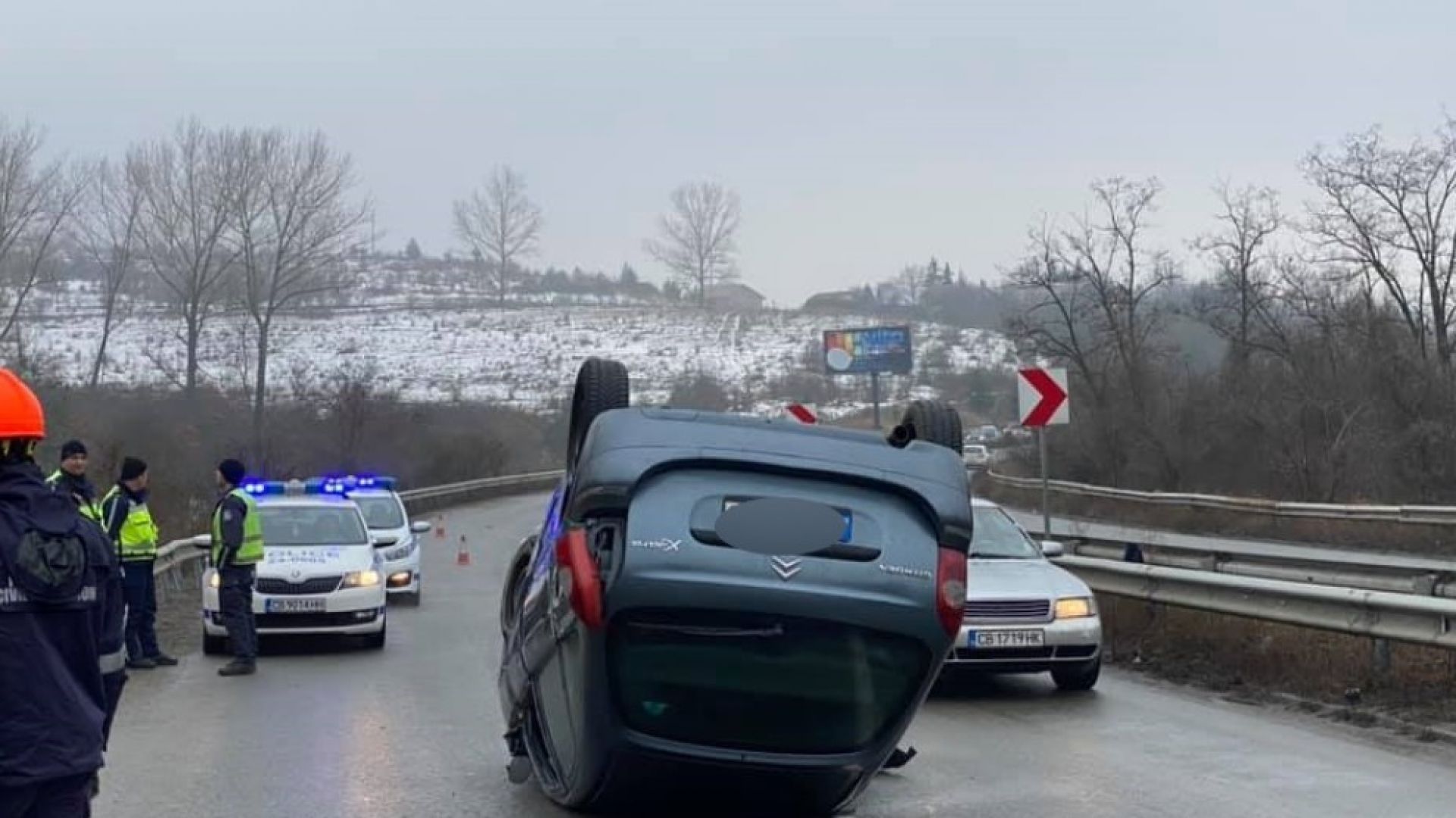 Кола се преобърна край Владая. Сняг и непочистени пътища край Перник
