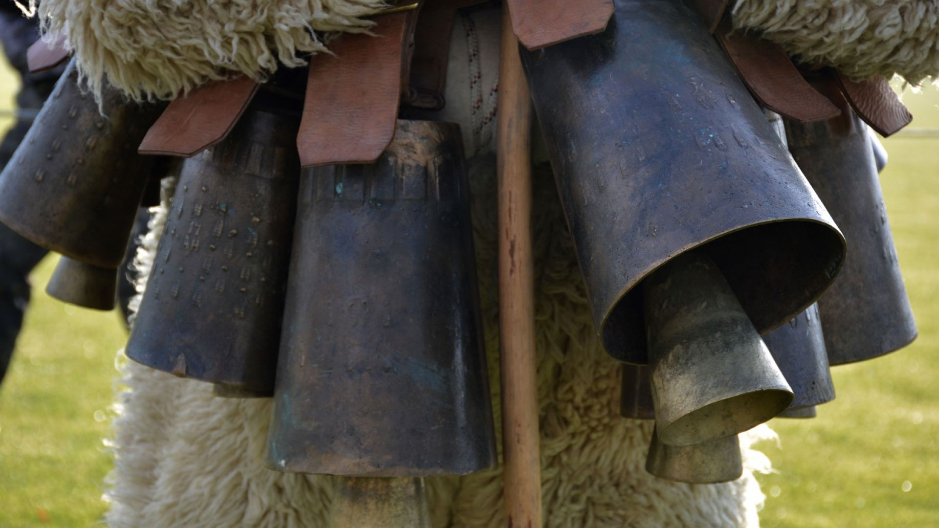 Звън от чанове и кукерски костюми ще гонят злите сили