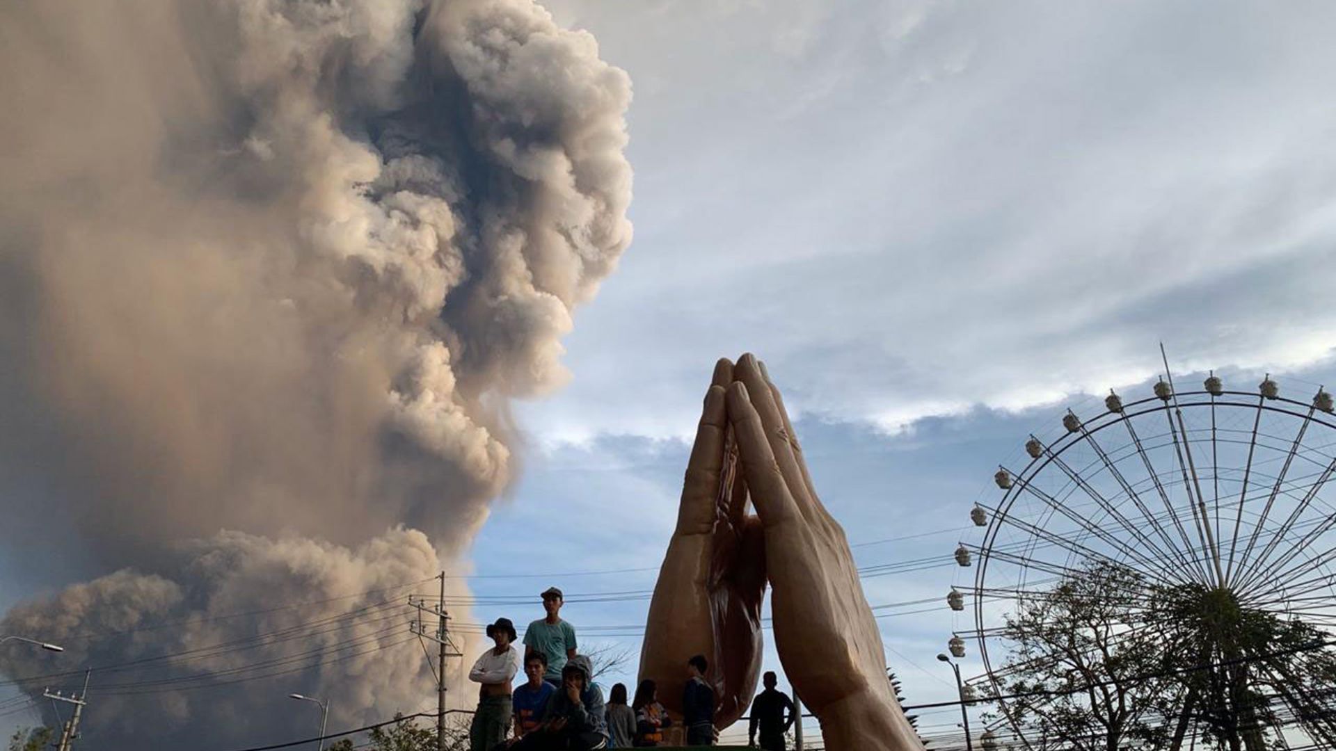 Вулкан изригна днес край столицата на Филипините което наложи евакуацията