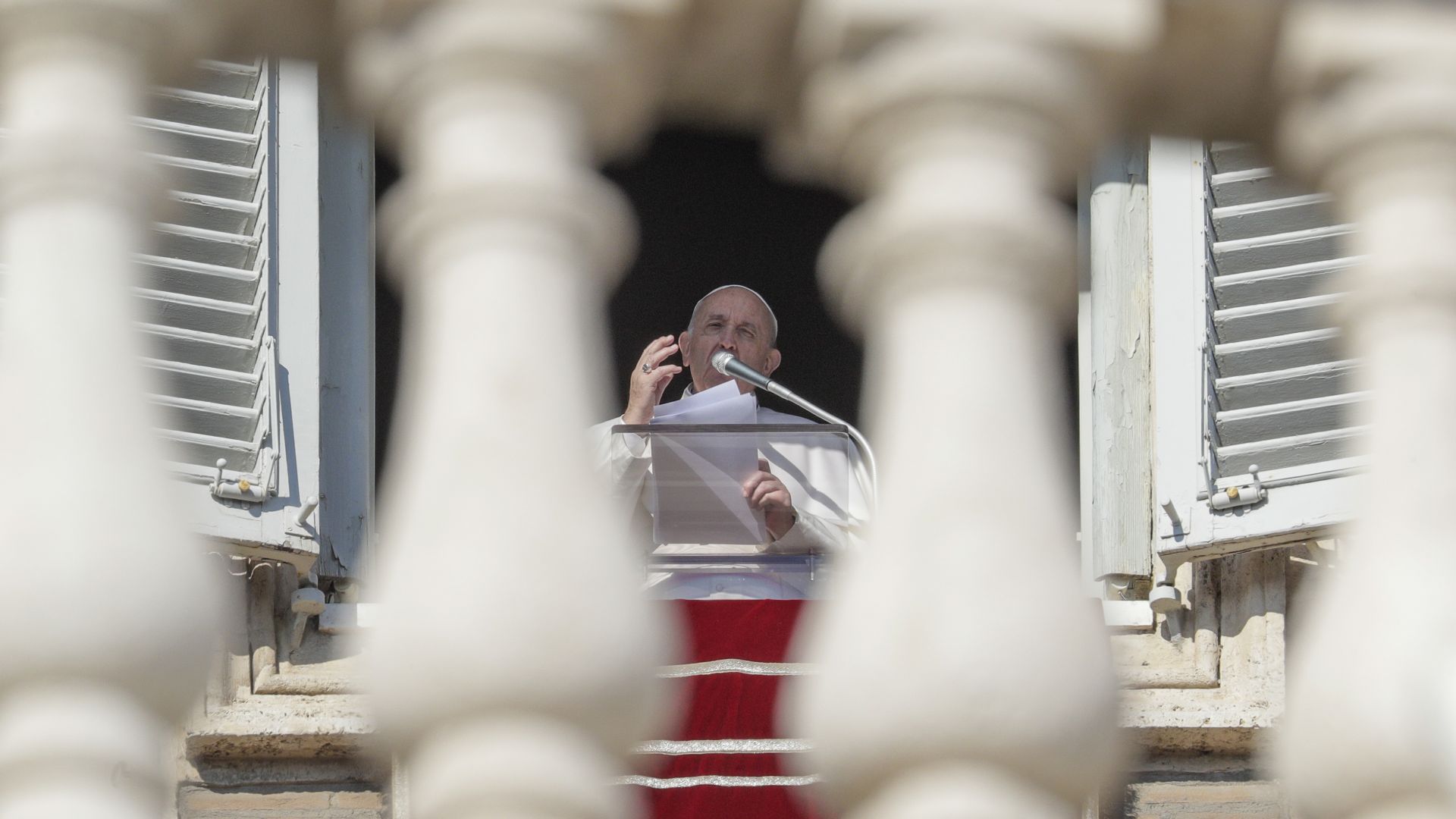Папа Франциск кръсти днес 32 бебета включително две двойки близнаци