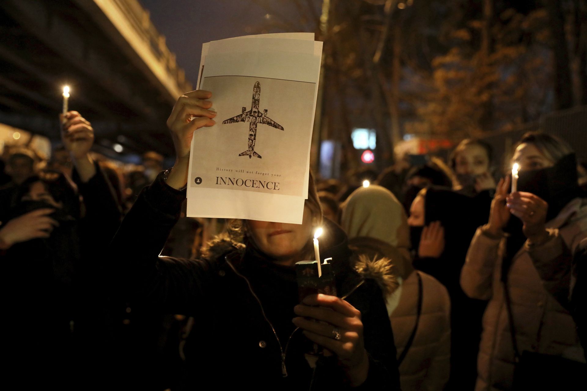 Не стихват протестите в Техеран заради катастрофата с украинския самолет