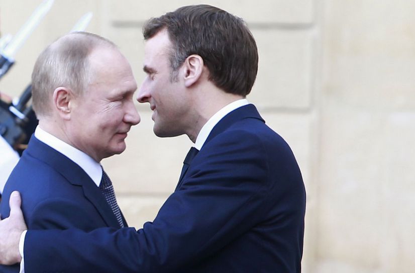 Еманюел Макрон и Владимир Путин във време, в което можеха да се виждат лично и да се приветстват