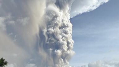 Филипинските власти започнаха днес евакуацията на хиляди хора след като