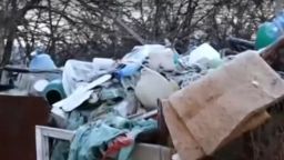 Мъж превърна двора си в сметище и тормози съседите си