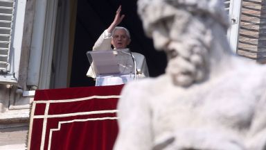  Оттеглилият се папа Бенедикт XVI издаде книга 