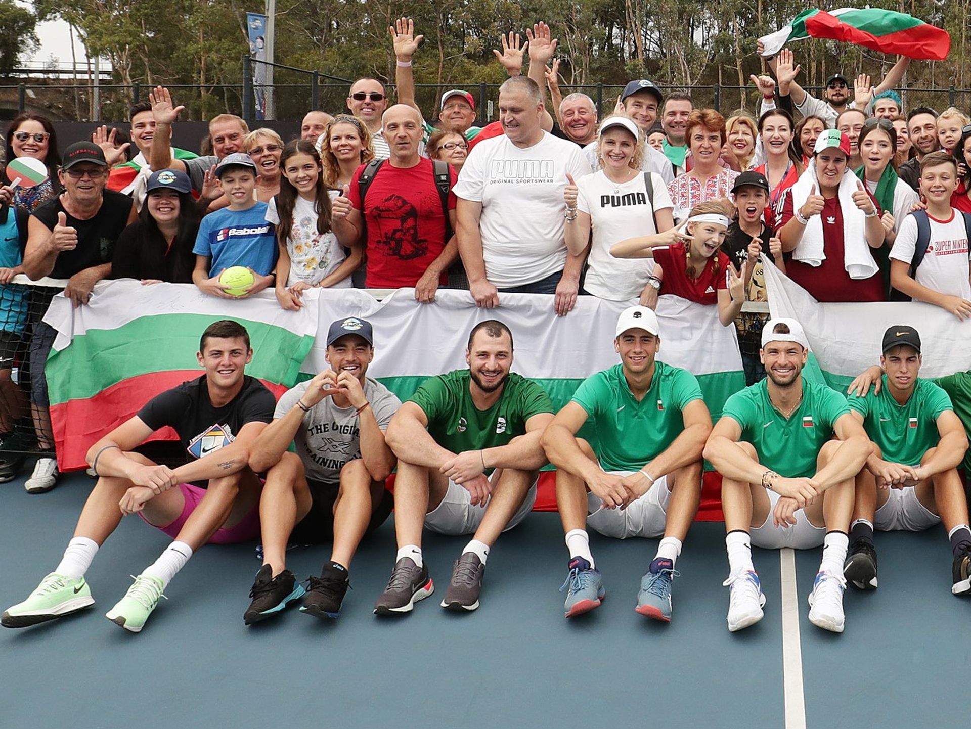 Българският тенис отбор имаше емоционална среща със сънародниците си по време на турнира ATP Cup