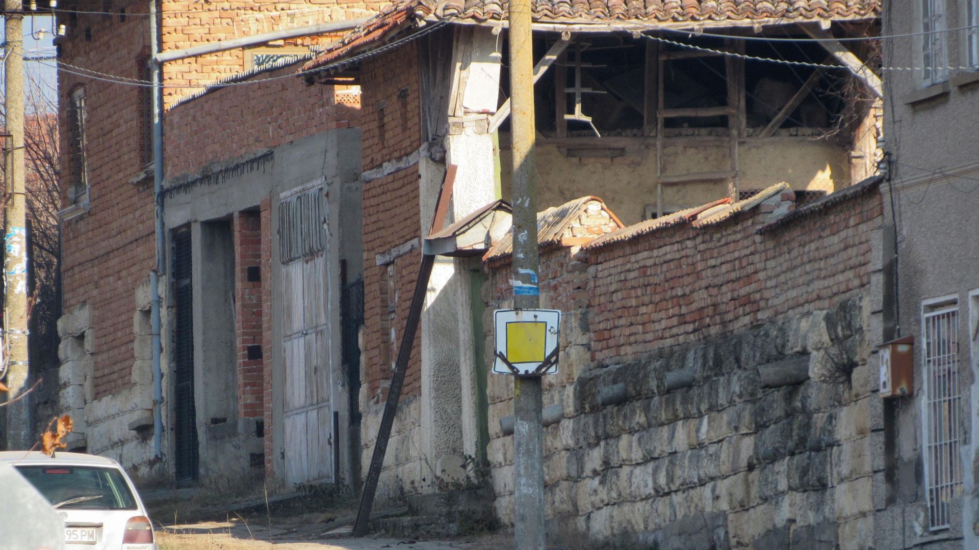 51 годишният инженер по пиротехника от Ветово който взриви в имота