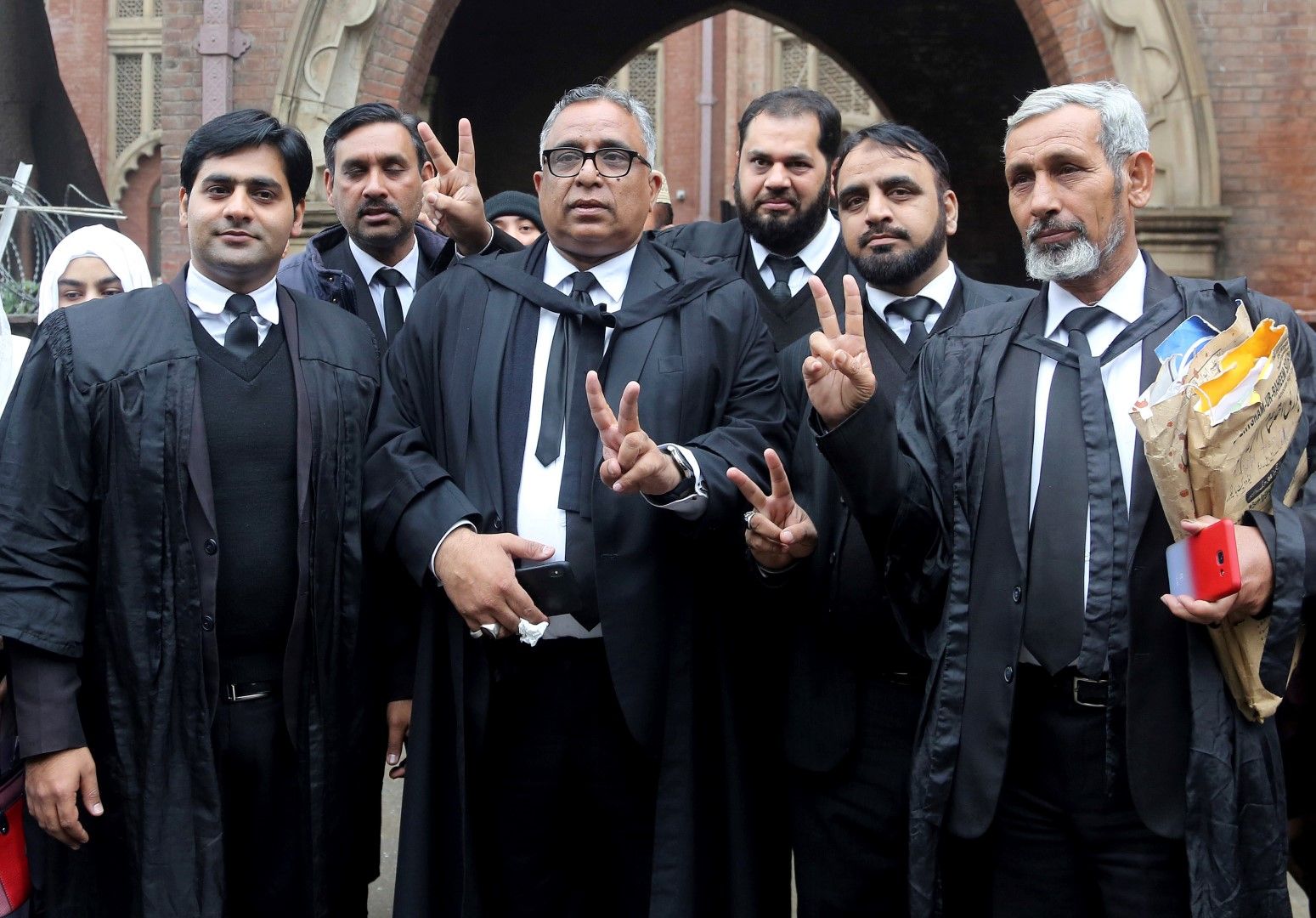 Адвокатите на Первес Мушараф правят знак за победа, след като смъртната му присъда бе отменена
