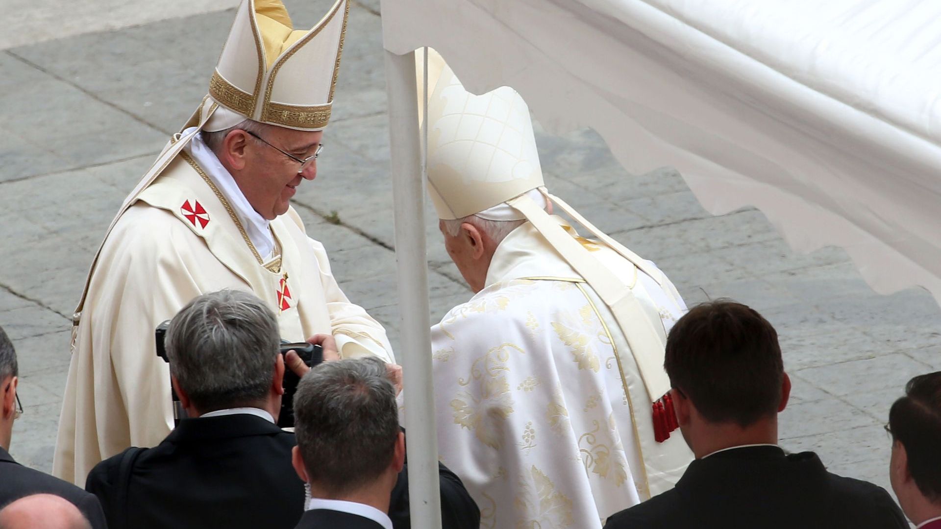 Двамата папи като много амбициозен кинофилм развълнува милиони зрители по