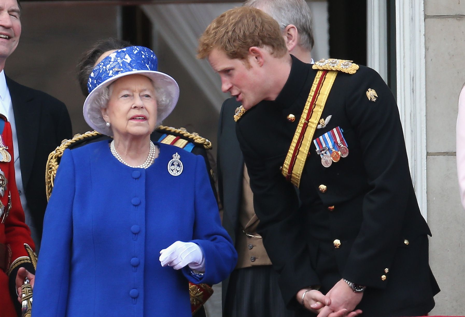  Кралица Елизабет II и принц Хари 