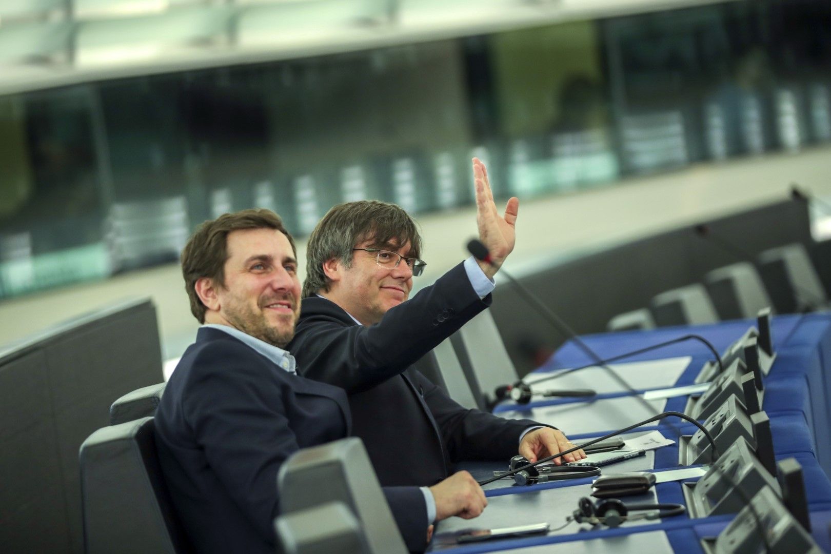 Комин и Пучдемон (вдясно) се възползваха от имунитета си, за да заемат местата си на евродепутати 