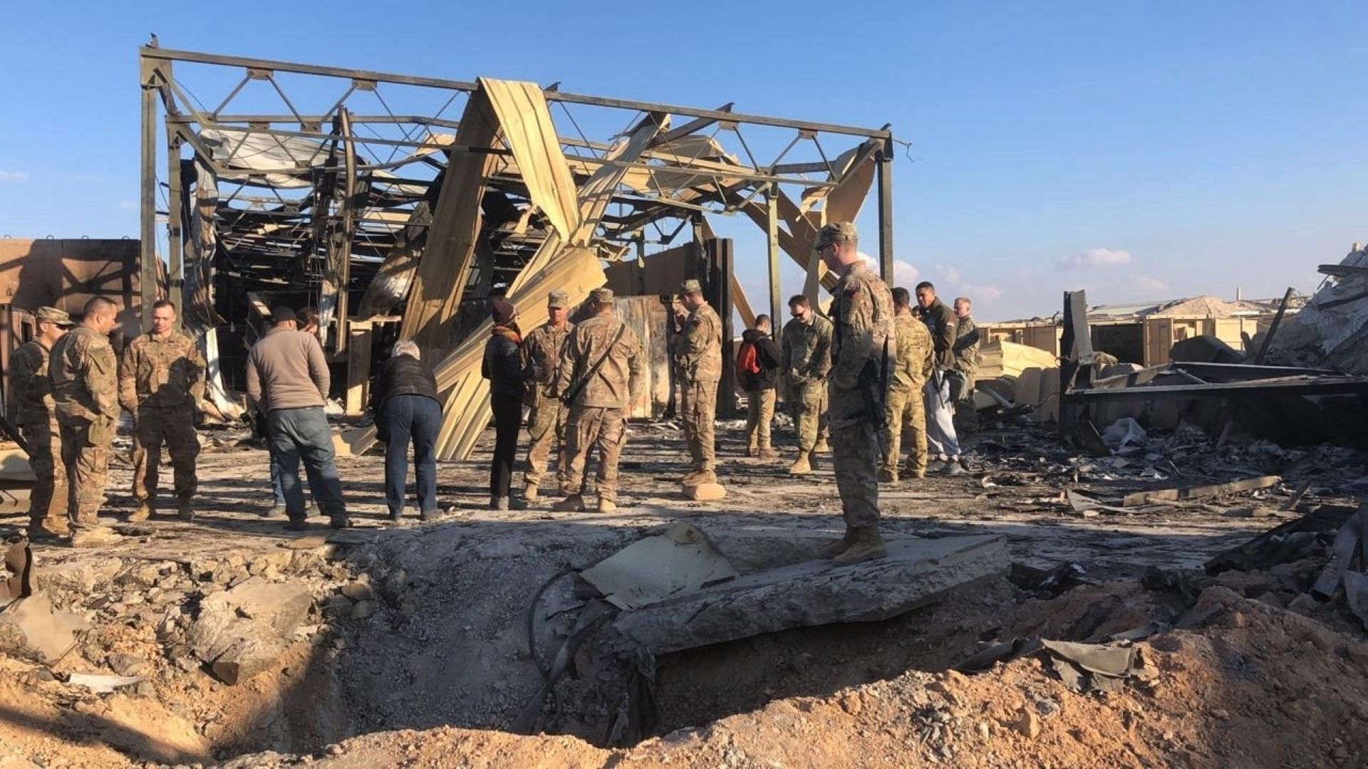 Американски военни сред разрушенията в базата в Ирак, ударена от ирански ракети