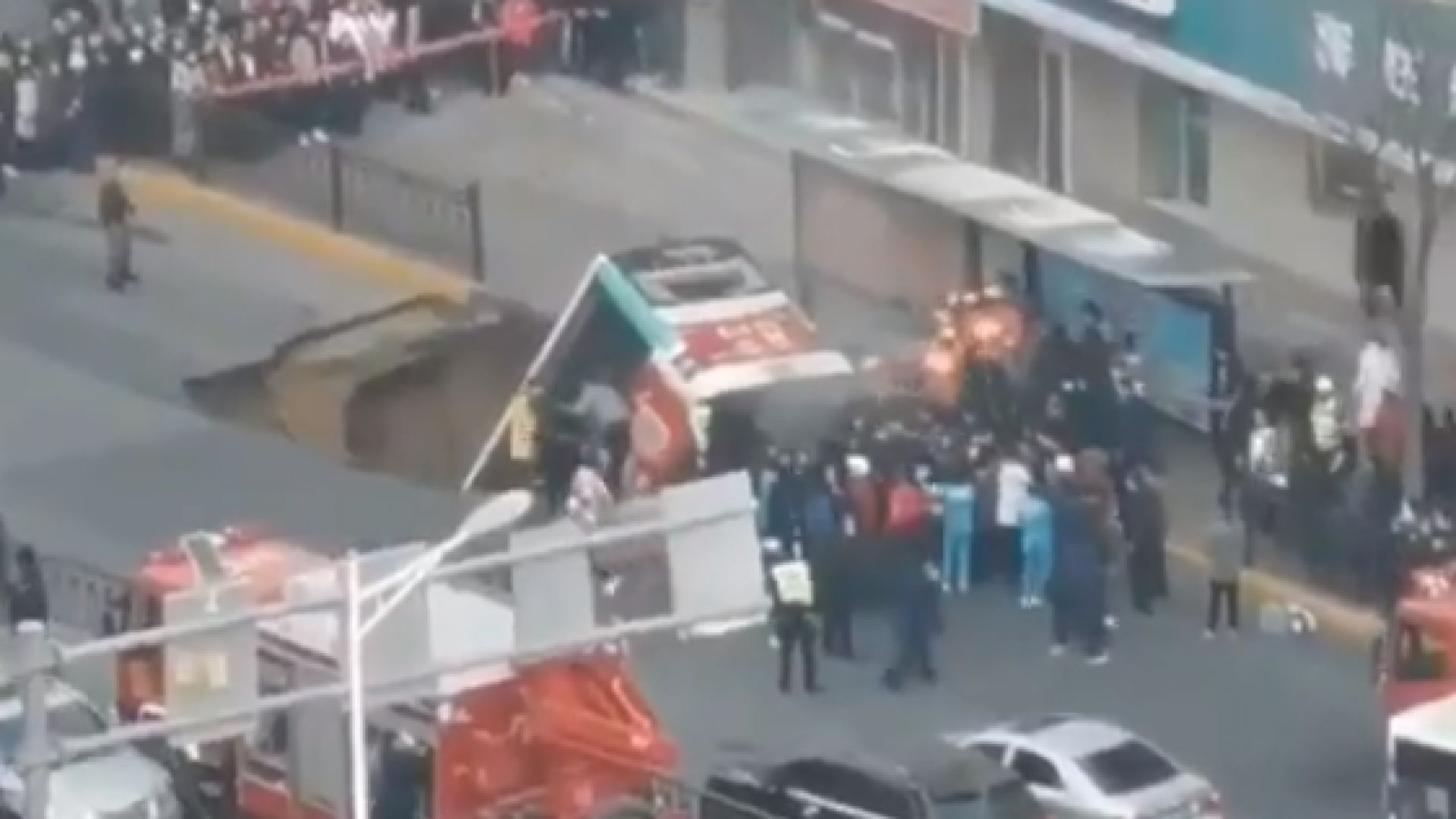 Автобус с пътници падна в огромна дупка на улицата в