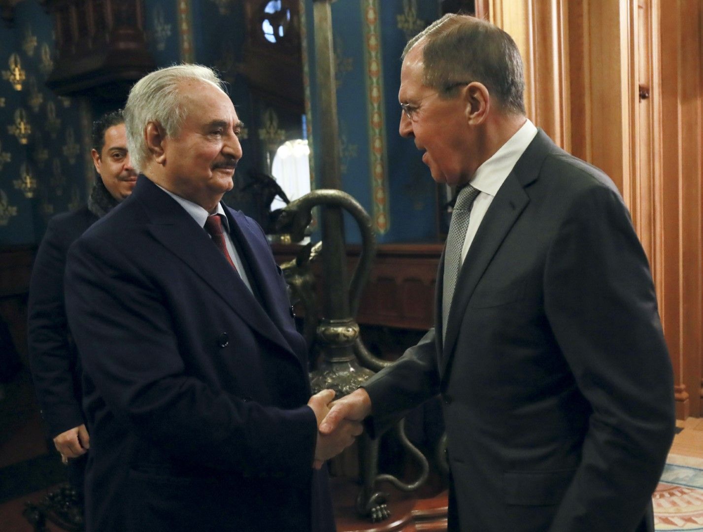 Халифа Хафтар руският министър на външните работи Сергей Лавров по време на непреките преговори между враждуващите страни, които на 13 януари се проведоха в Москва и завършиха без успех