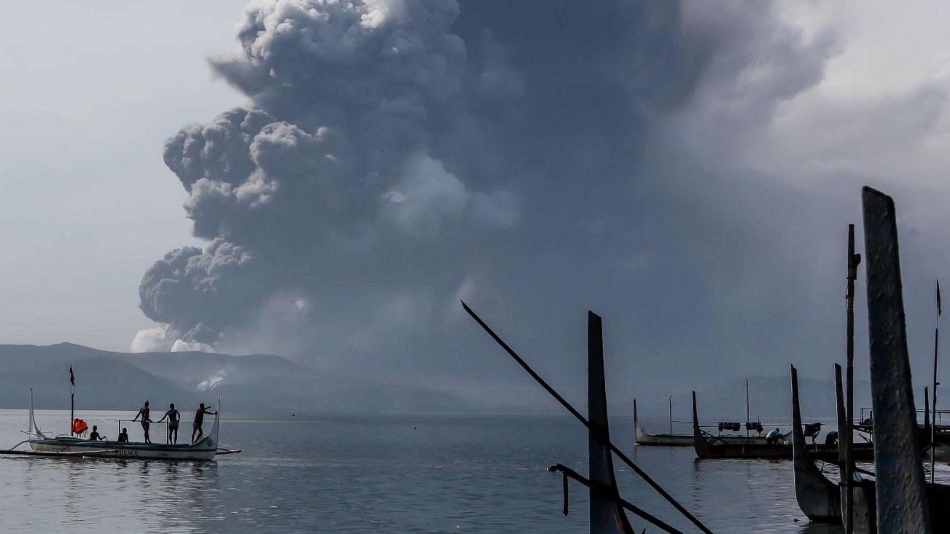 Продължава изригването на вулкана Таал във Филипините. Днес кратерът избълва