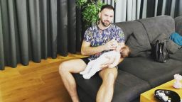 Наско Месечков показва какъв е денят на отдадения татко