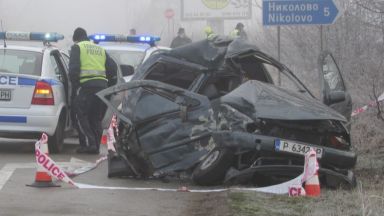 Жена загина, а 4-годишно й дете е ранено при удар между кола и камион (снимки)