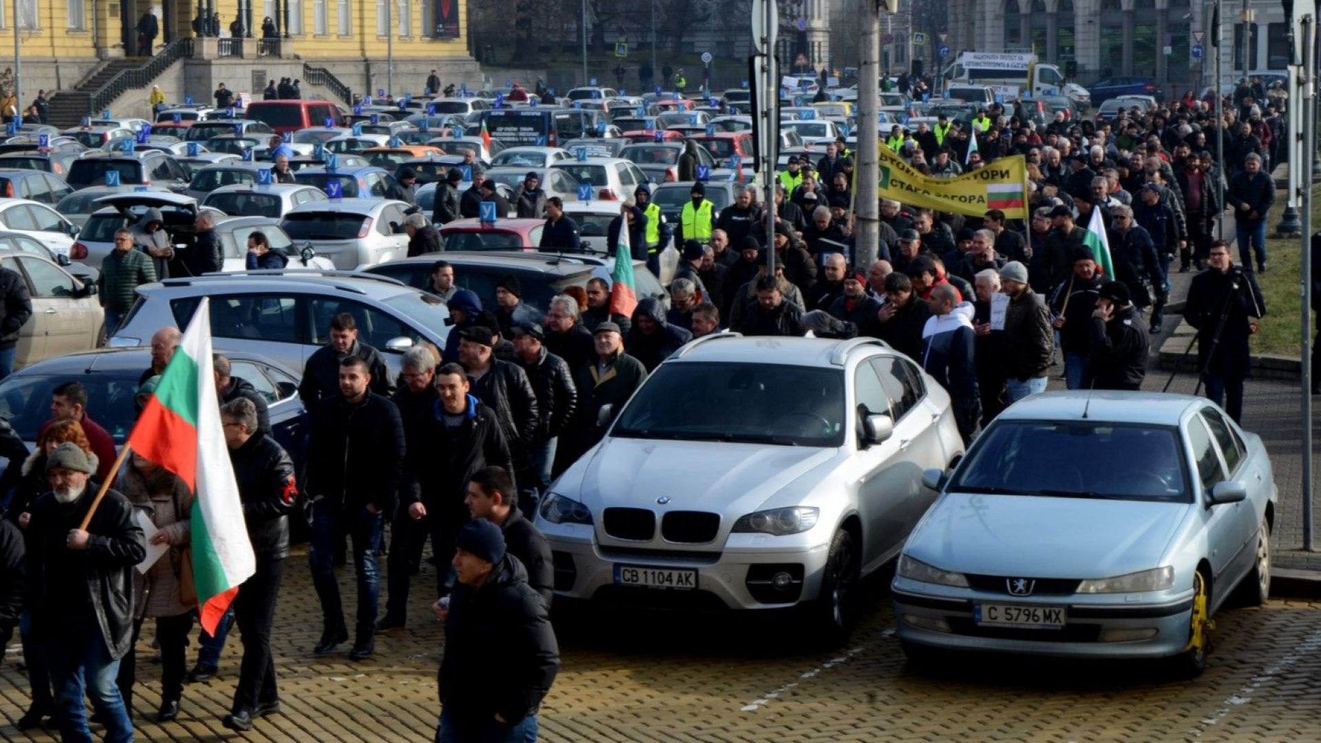 Протестът на автоинструкторите блокира центъра на София