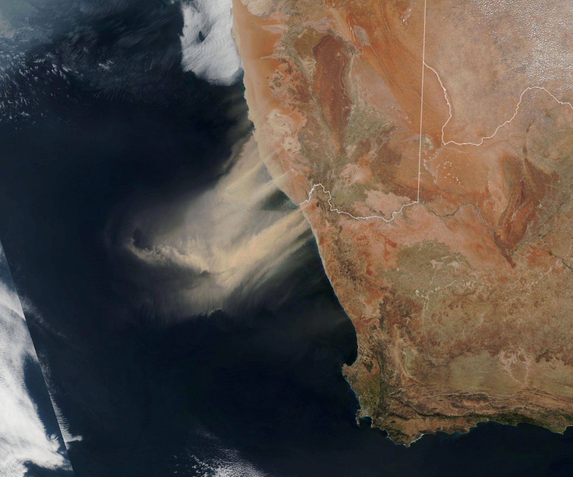 Пясъчна буря над Южния Атлантически океан в близост до Намибия и ЮАР