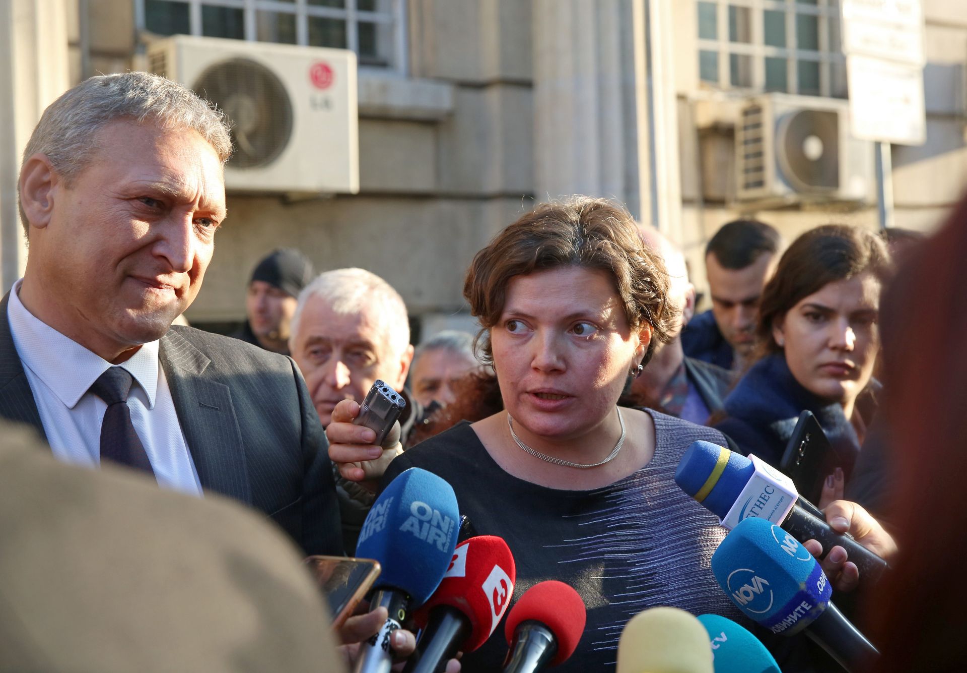 Бойко Рановски (ляво) и Малина Крумова говориха пред Министерство на транспорта, информационните технологии и съобщенията, след среща с протестиращи автоинструктори