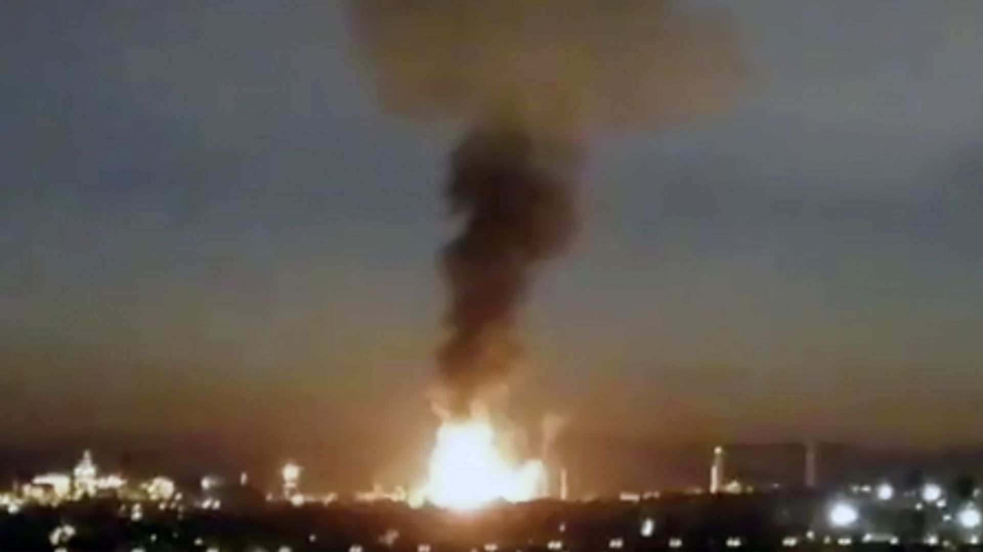 Мощна експлозия е избухнала в нефтохимически завод в испанския град