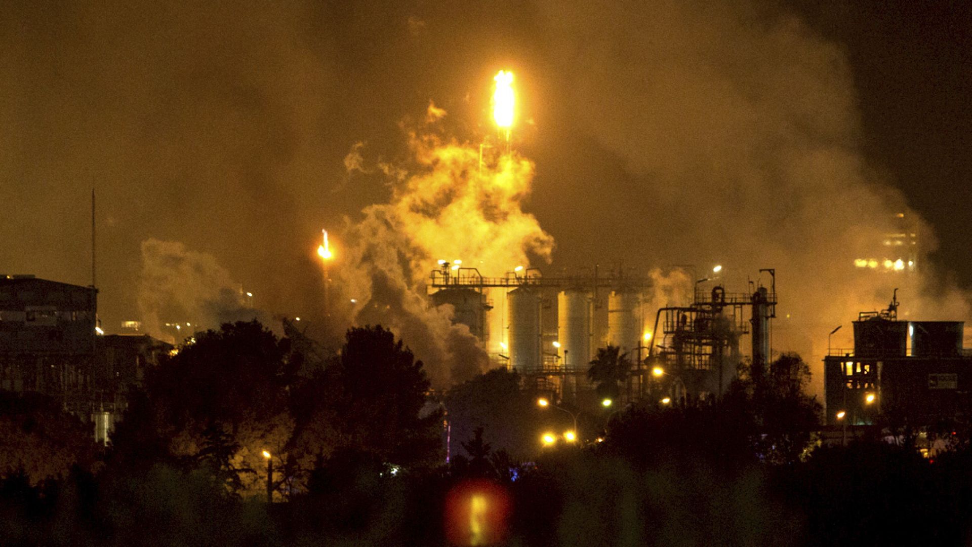 Мощна експлозия е избухнала в нефтохимически завод в испанския град