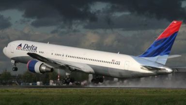 Аварирал самолет изсипа гориво върху главите на ученици в САЩ