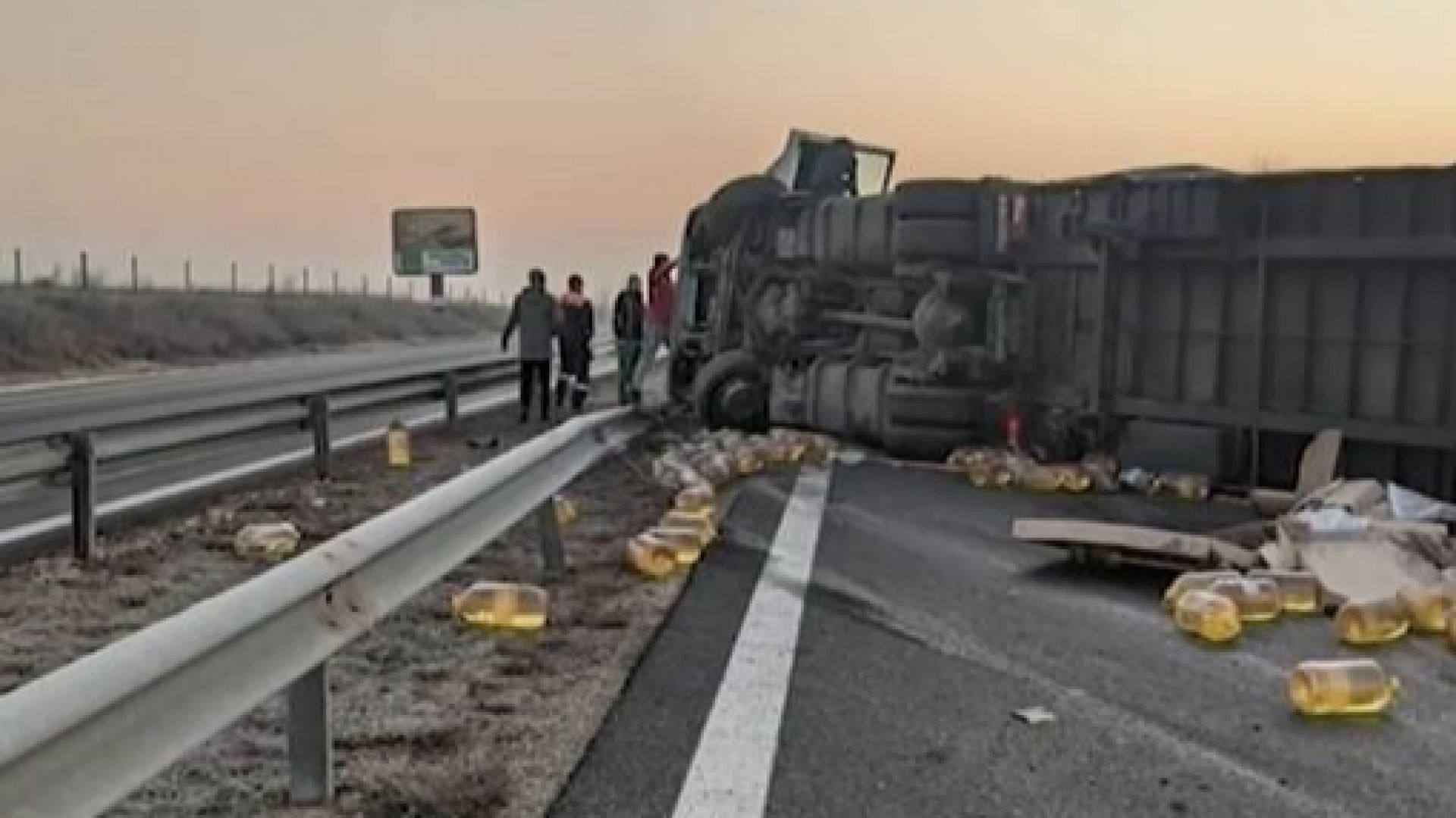 Шофьор на ТИР пострада след като камионът му се обърна