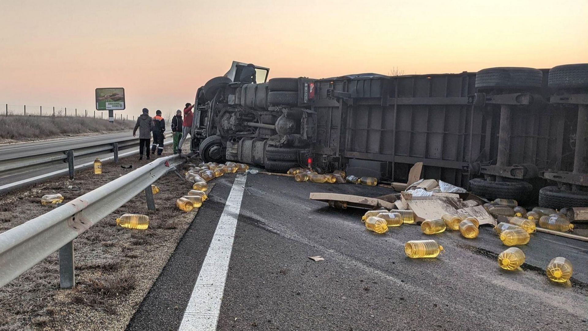 ТИР с олио се обърна на магистрала "Хемус" край Шумен (снимки)