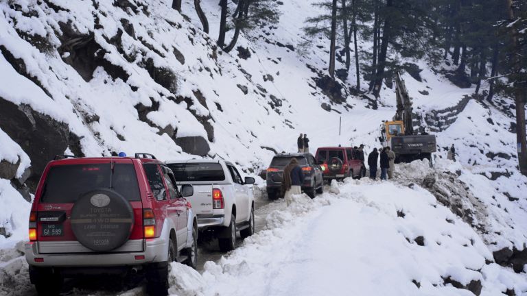Силен снеговалеж блокира много коли по пътя към Пампорово