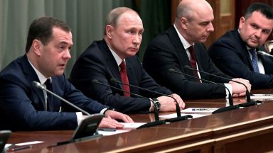 Премиерът Дмитрий Медведев и всички руски министри подадоха оставки