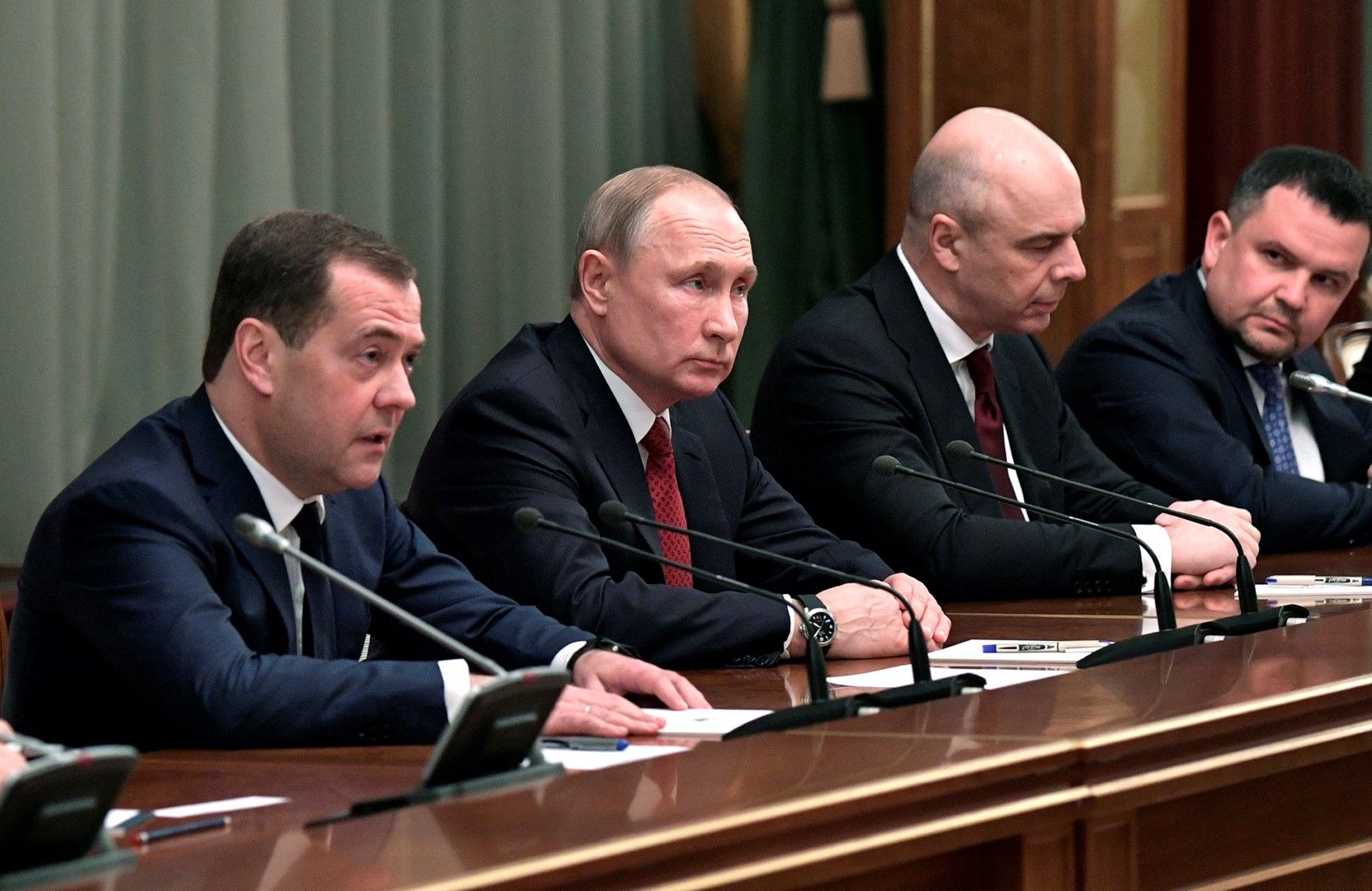 Последна среща на Владимир путин с правителството на Дмитри Медведев (вляво). Президентът благодари на премиера и на неговите министри за работата им