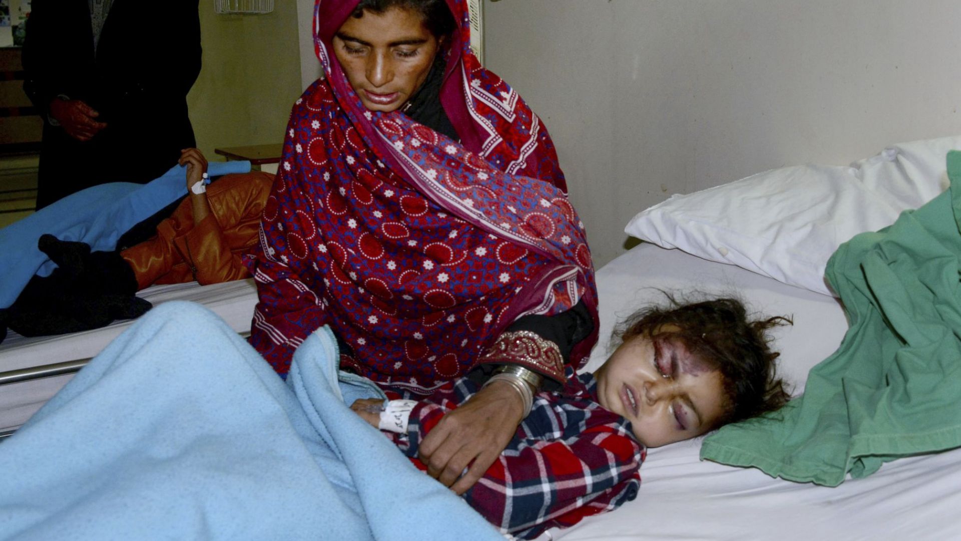 Момиче, затрупано от лавина в Пакистан, беше спасено след 18 часа