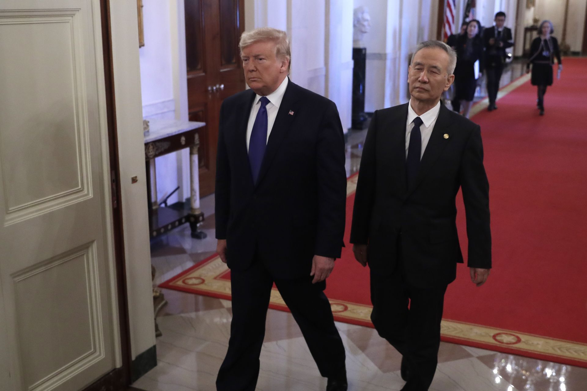 Президентът на САЩ Доналд Тръмп и китайският вицепремиер Лю Хъ подписаха първата фаза от търговското споразумение