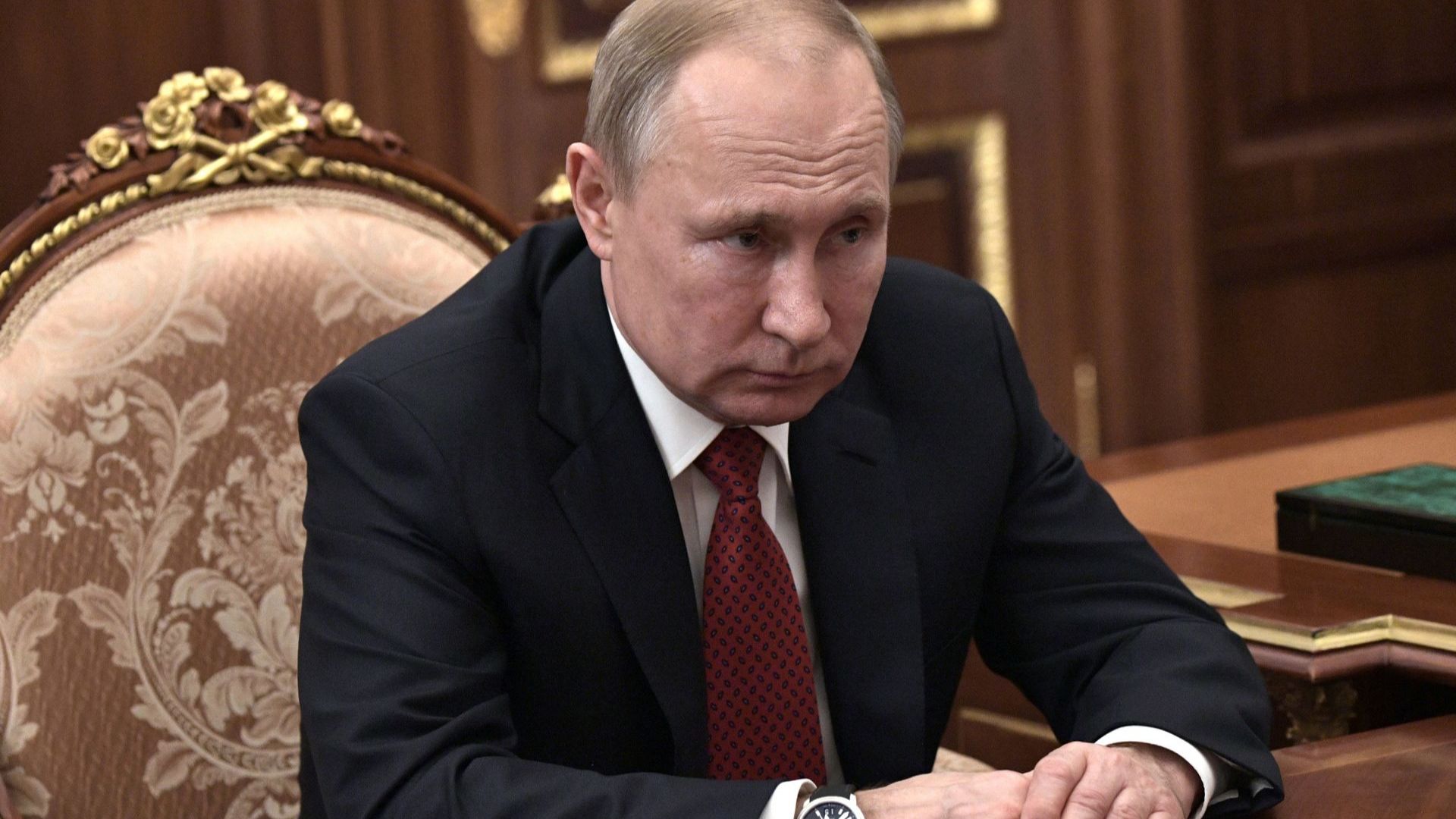 Руското правителство неочаквано подаде днес оставка след като президентът Владимир