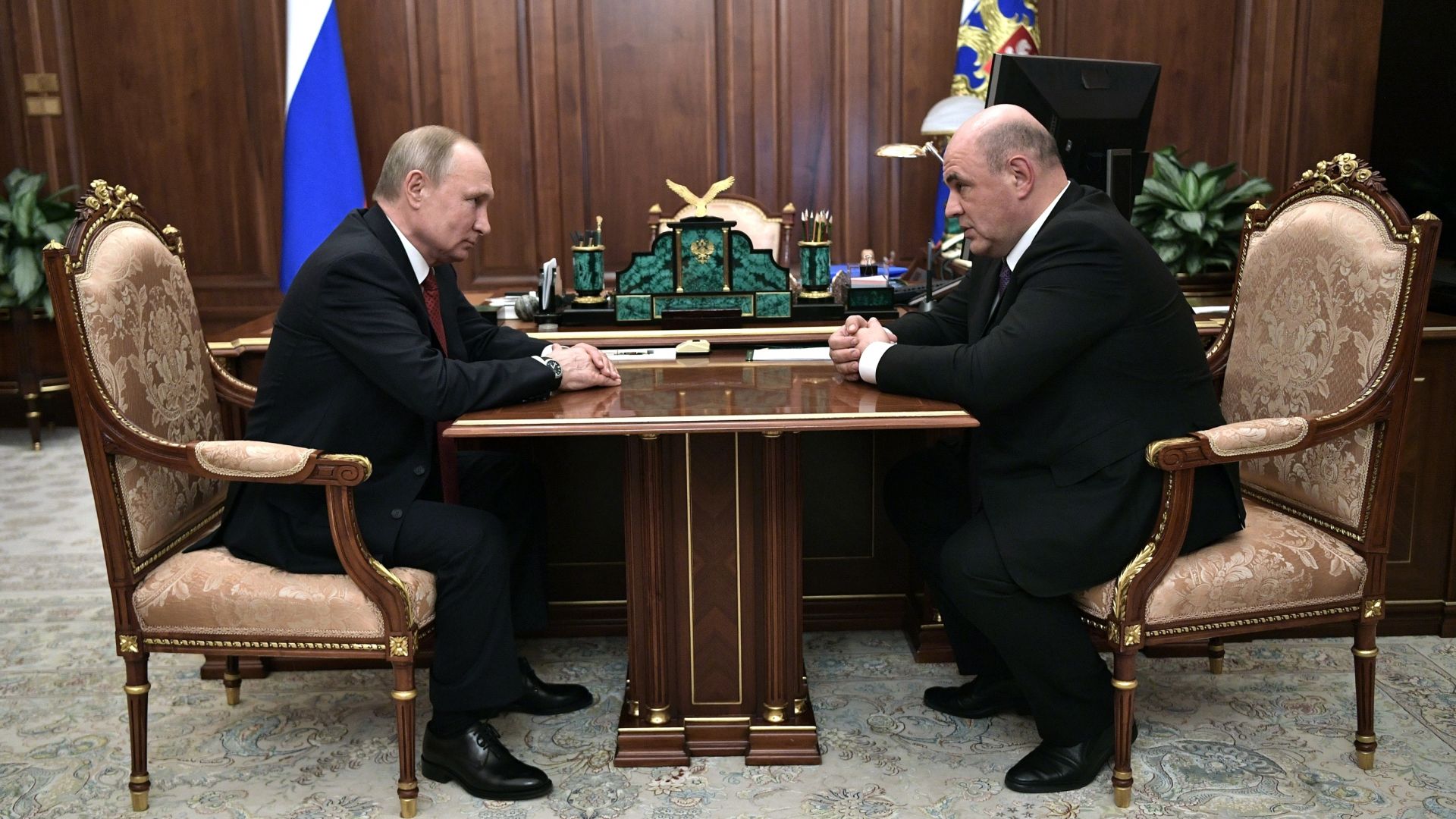 Кой е Михаил Мишустин - данъчният шеф, с когото Путин сменя Медведев