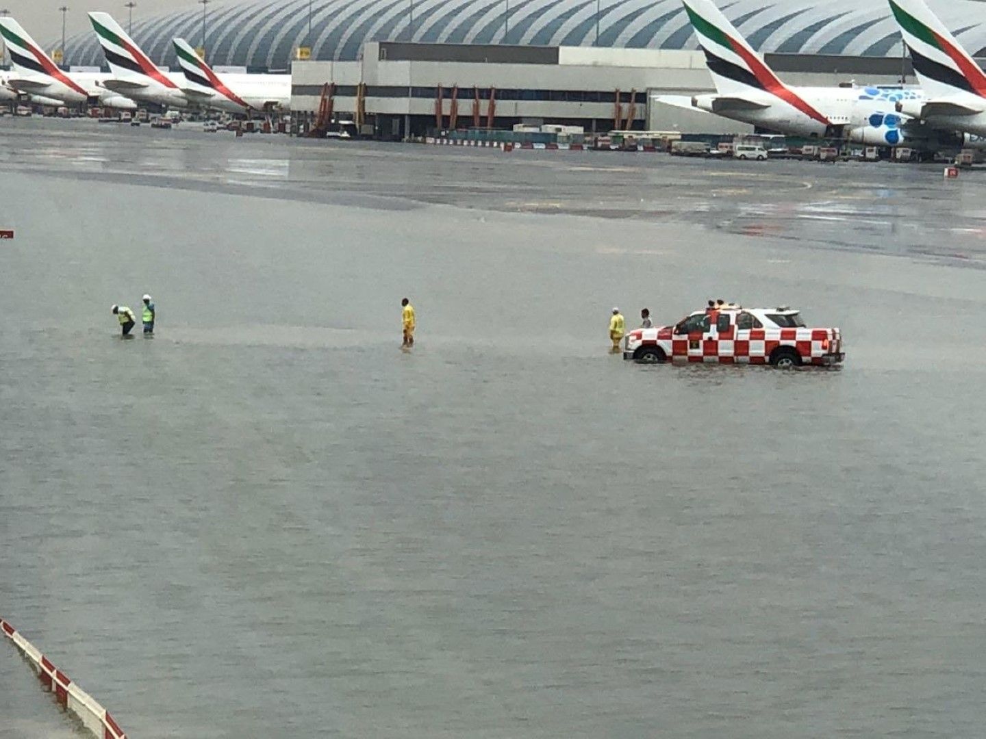 Дъжд наводни аерогарата в Дубай